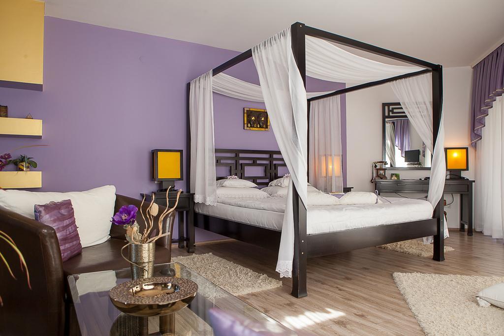 Familly Art Hotel Nirvana Shumen Phòng bức ảnh