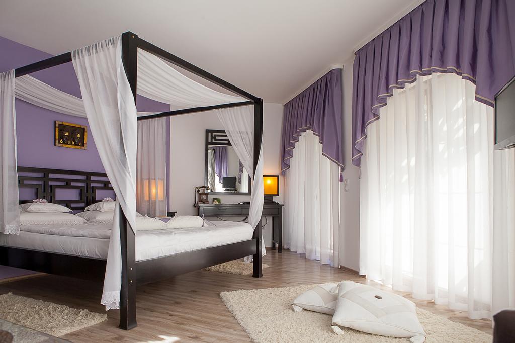 Familly Art Hotel Nirvana Shumen Phòng bức ảnh