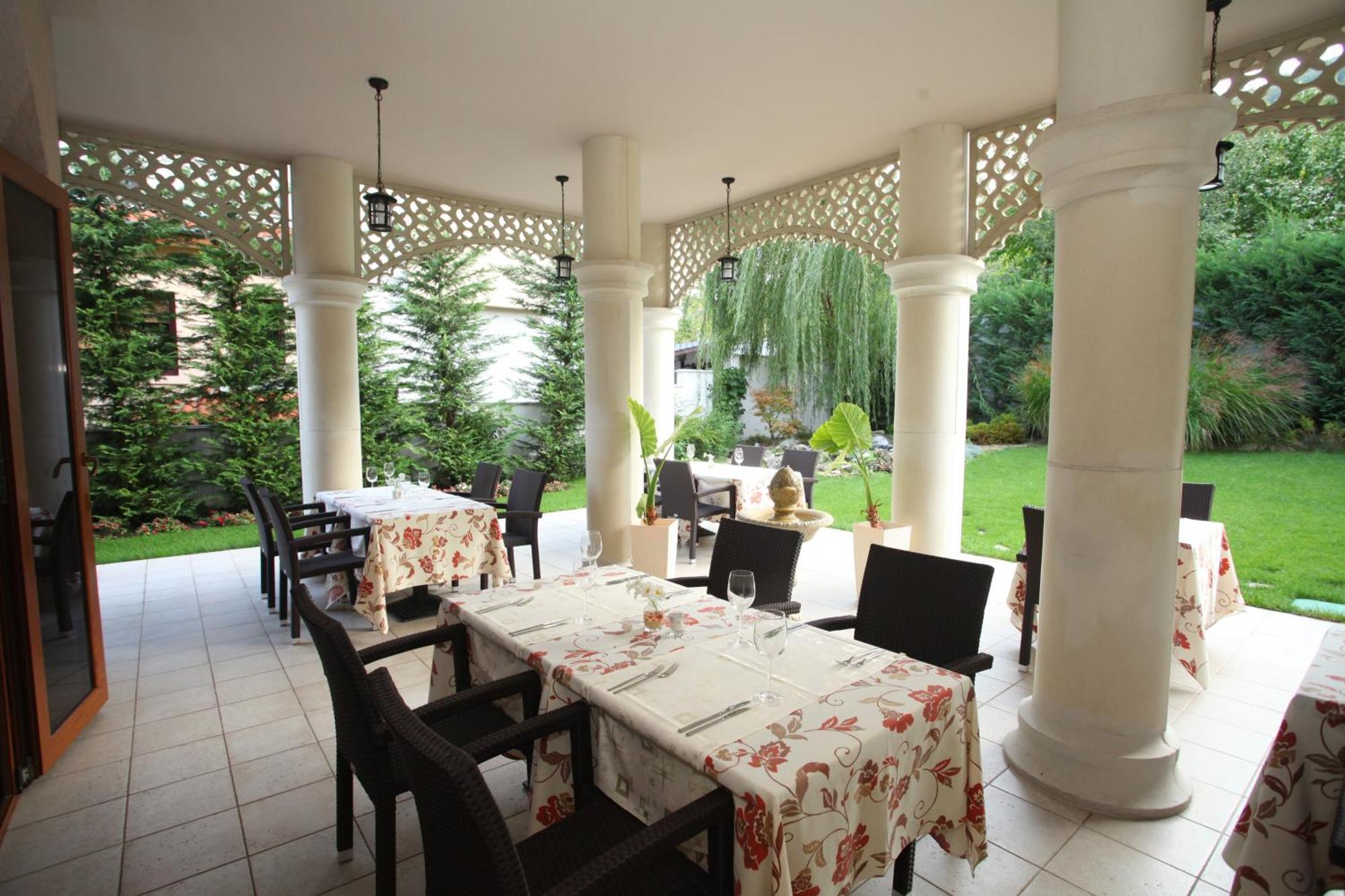 Familly Art Hotel Nirvana Shumen Ngoại thất bức ảnh